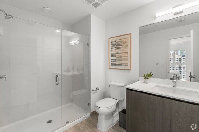 2BR, 2BA - 961SF - Bathroom - 2000 Biscayne