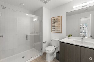 2BR, 2BA - 961SF - Bathroom - 2000 Biscayne