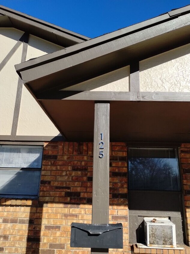 Foto principal - Available Now - 2 bed 1 bath duplex