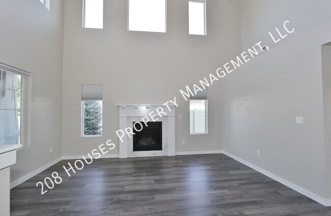 Building Photo - Immaculate Home w/Spacious Floor-plan