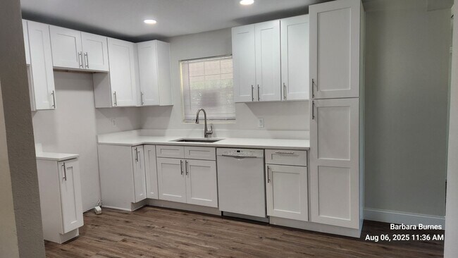 Building Photo - 3 bedroom 2 bath