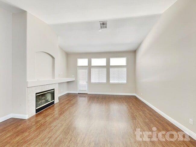 Foto del edificio - 710 Wolf Lake Ave