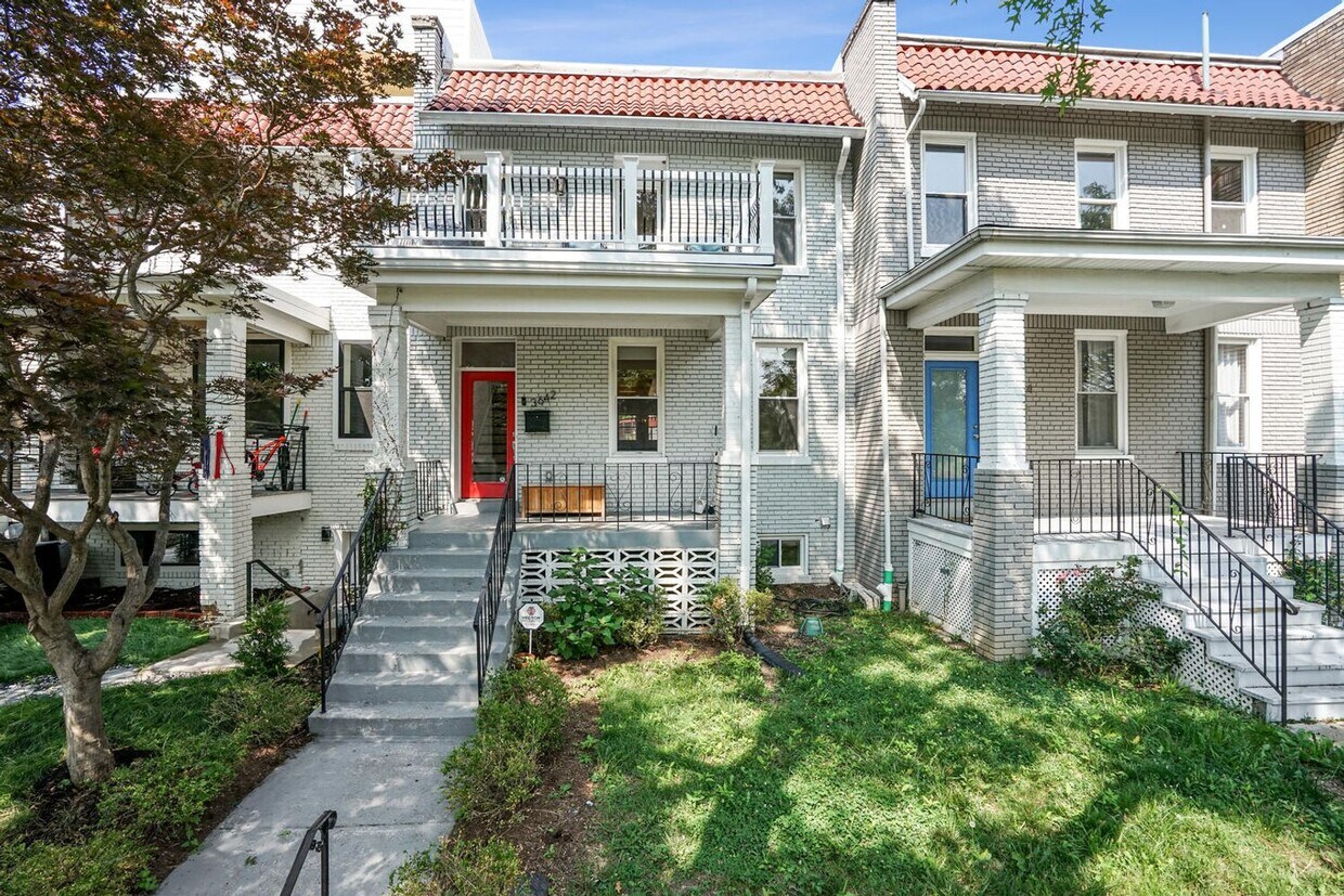 Primary Photo - 4BR/3.5BA Updated Row-Home with Beautiful ...