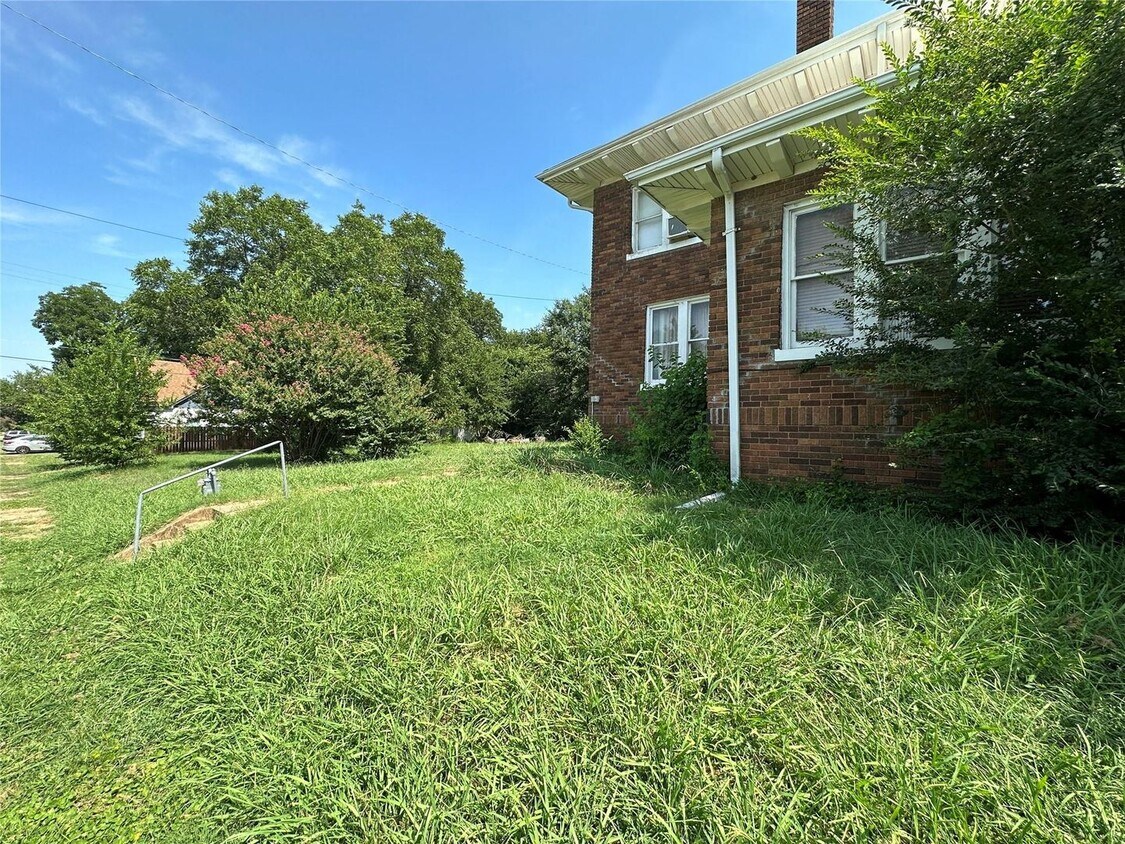 Foto principal - 4 Bed 2 Bath, 2 story Near Downtown Ardmore