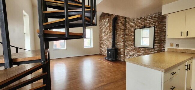Foto del edificio - 1016 Russell Blvd