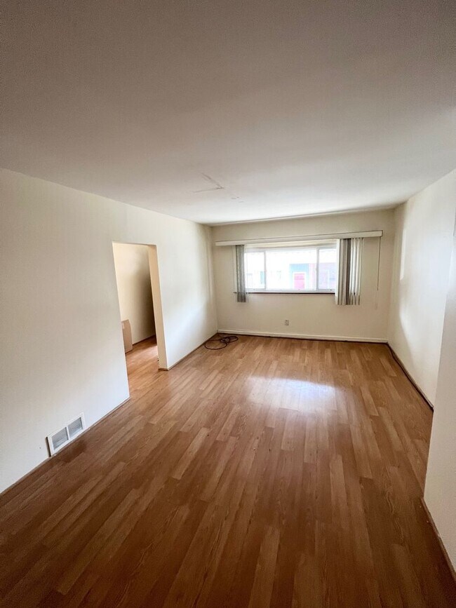 Foto del edificio - SPACIOUS 2 or 3 BEDROOM HOME IN THE HEART OF BLOOMFIELD!