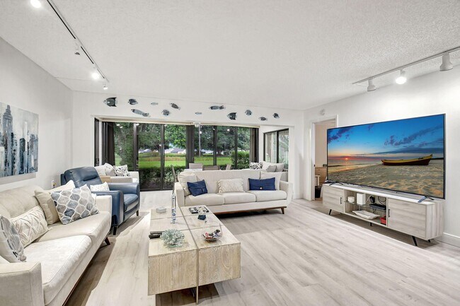 Foto del edificio - 5547 Fairway Park Dr