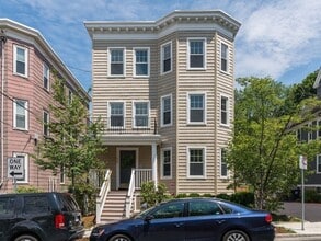 Building Photo - 17 Standish St