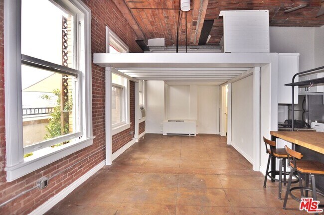 Building Photo - 215 W 7th St