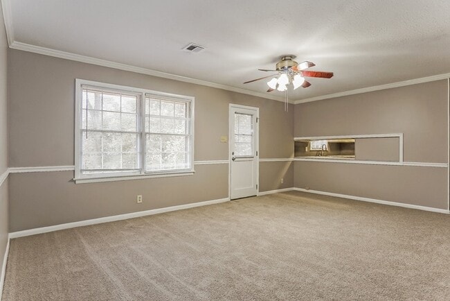 Building Photo - 924 Green Forest Dr