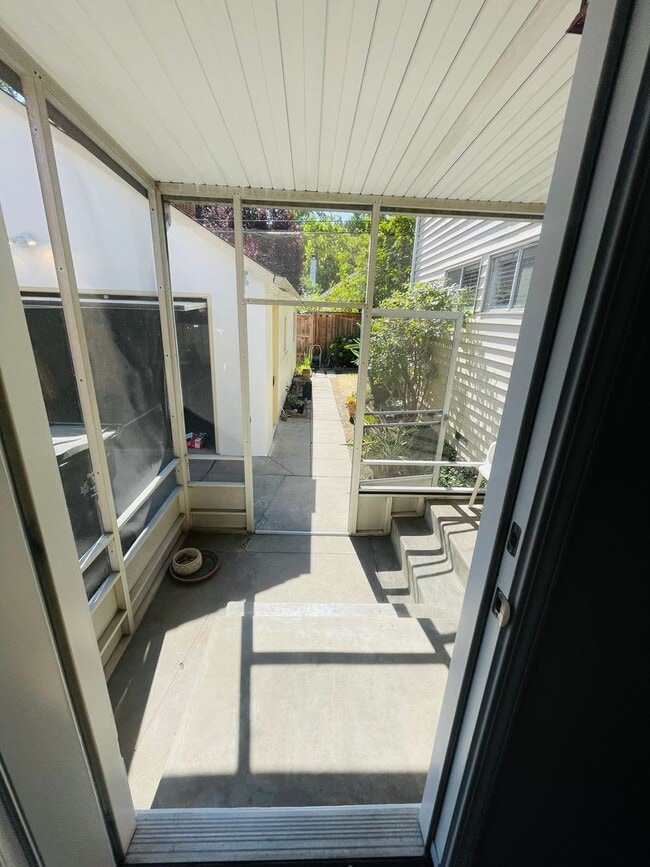 Building Photo - 2/1 rear unit in Land Park