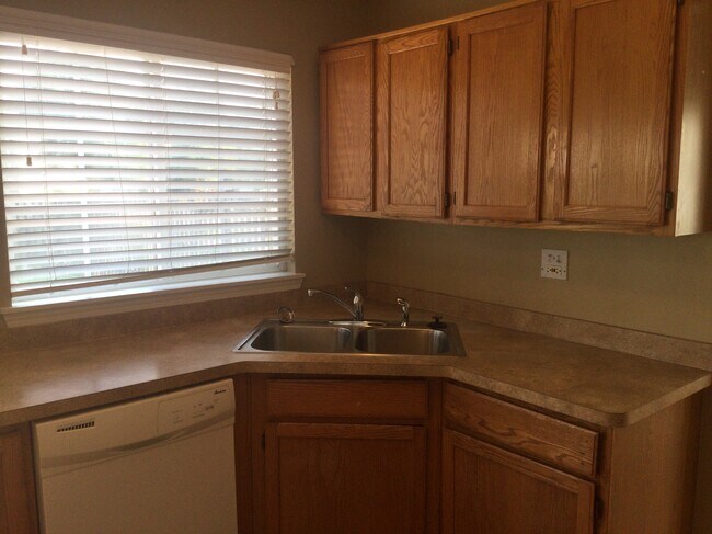 Building Photo - 4620 Rolling Hills Dr