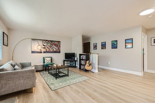 Building Photo - Clean, Modern 2 Bedroom in Central Boulder