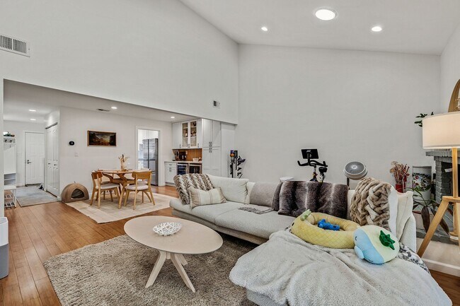 Foto del edificio - Large, Remodeled 3Bed/2.5Ba Townhome in Ha...
