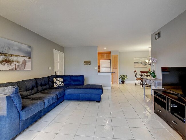 Sala de estar - 1291 NW 13th St