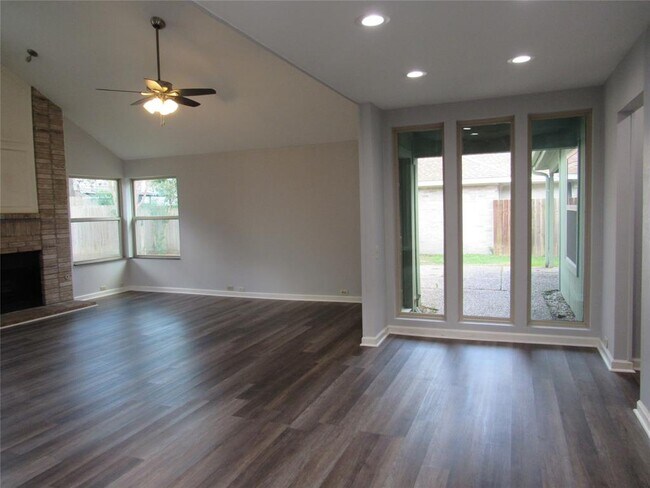 Building Photo - 8619 Pines Pl Dr