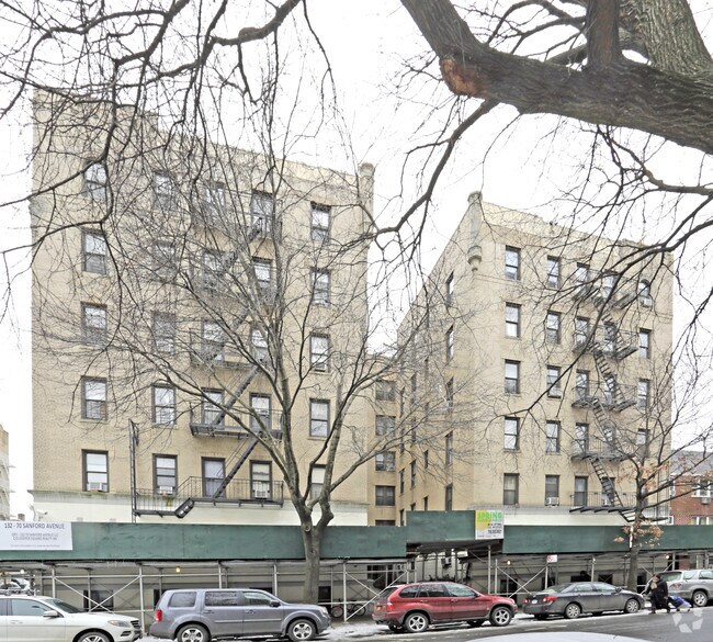 Foto del edificio - 132-70 Sanford Avenue