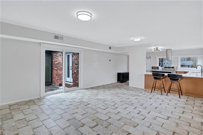 Foto del edificio - 5045 Chestnut Forest Ln