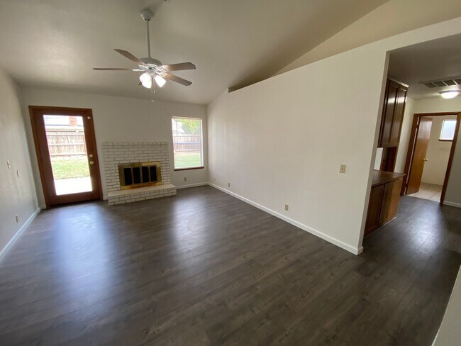 Foto del edificio - Southeast Visalia home available now!