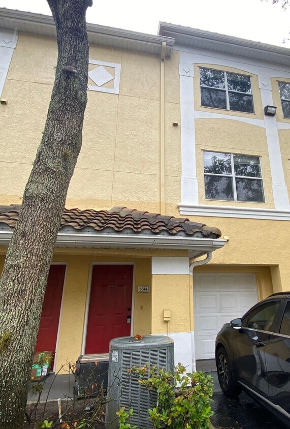 Foto principal - Spacious 1br/1ba Visconti Townhome!
