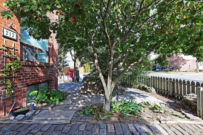 Building Photo - 212 Glebemount Ave