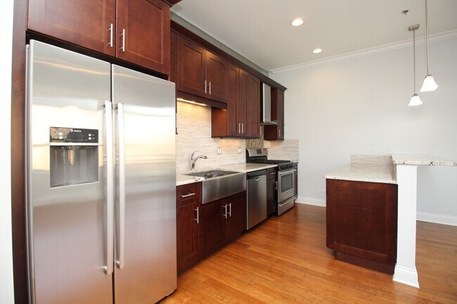 Building Photo - 1519 W Warren Blvd