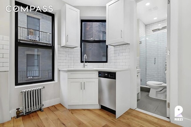 Building Photo - 175 E 105th St