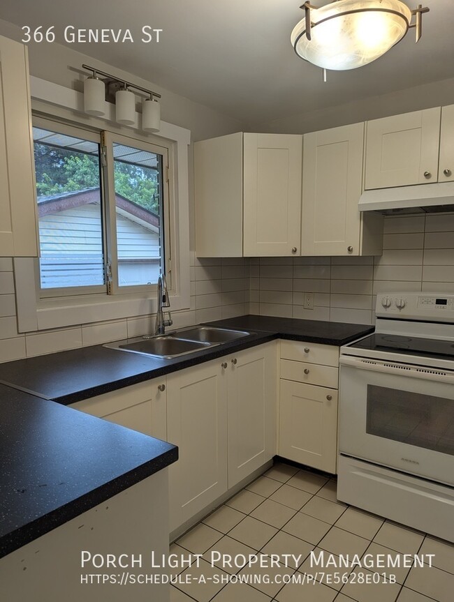 Building Photo - 4 Bedrooms - 2 Bathrooms - 2 Living rooms ...