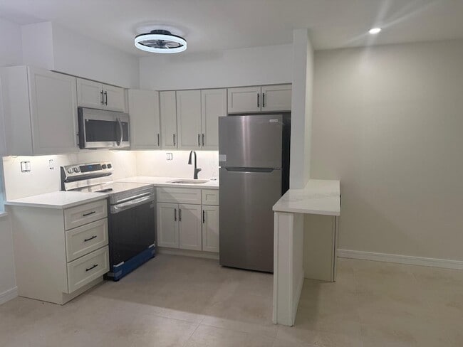 Building Photo - 2725 Middle River Dr