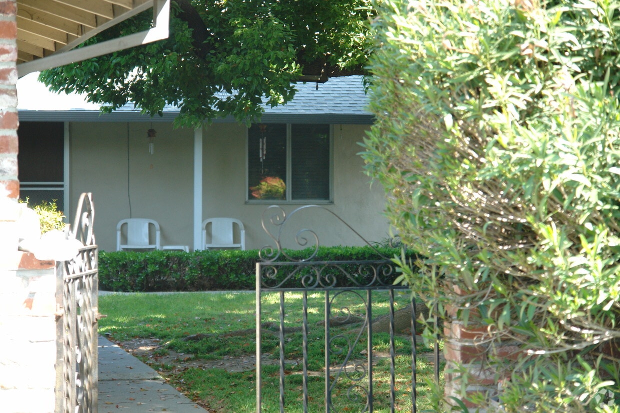 Building Photo - 3057 Van Sansul Ave