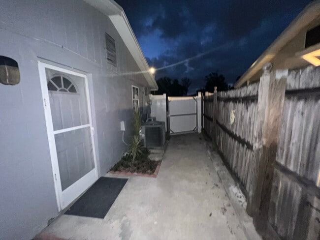 Building Photo - 6439 Willow Wood Ln