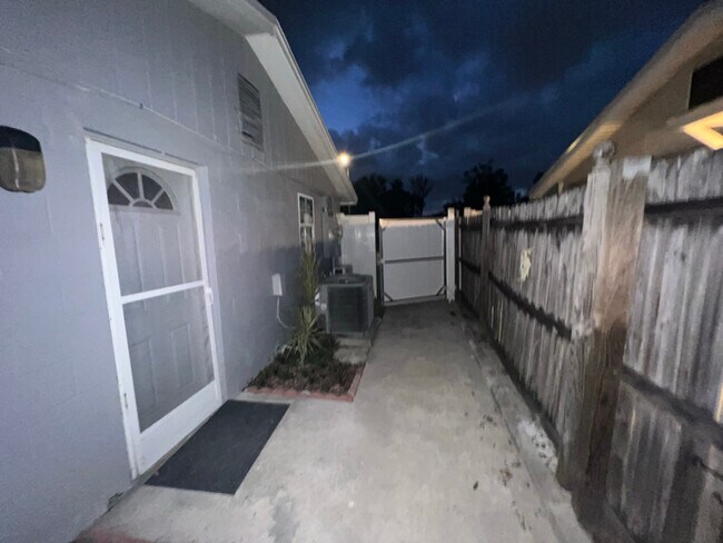 Foto del edificio - 6439 Willow Wood Ln