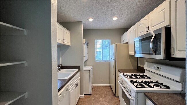 Building Photo - 632 Pavare Ct