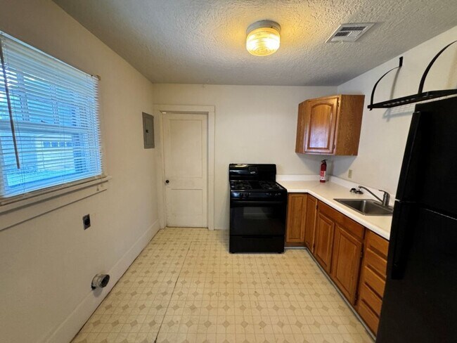 Building Photo - Game day and private campus parking, this cute 1 bed is conveniently located and ready for move in!