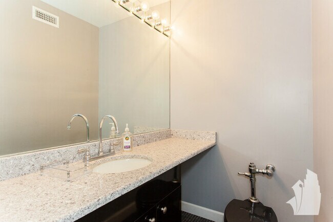 Building Photo - Beautiful 2 Bedroom Condo in Gold Coast!