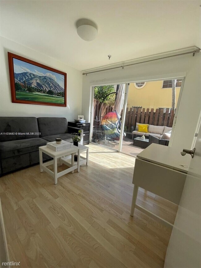 Foto del edificio - 2 br, 2 bath Condo - 240 SW 15th Rd Apt 109