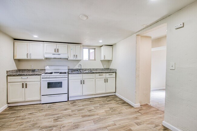 Building Photo - Great Location