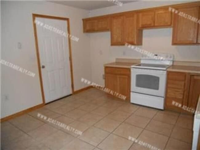 Building Photo - Beautiful Ranch Duplex in Edgerton-Availab...