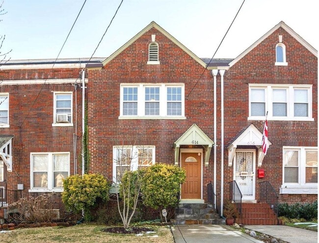 Building Photo - Charming, Spacious and Sunlit 3 BD, 2 BA R...