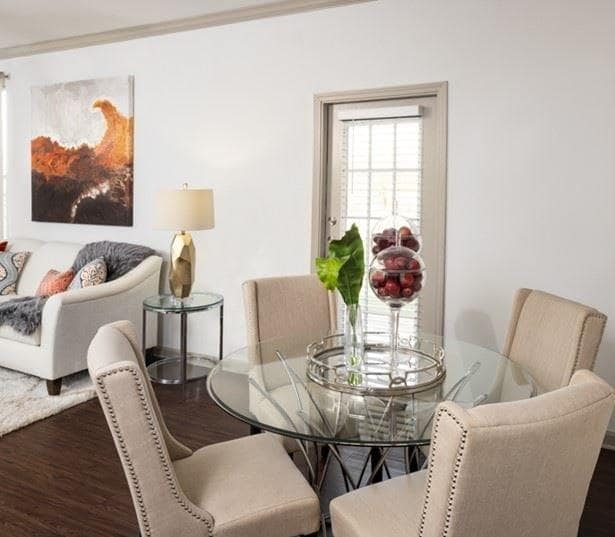 Los comedores y las salas de estar cuentan con pisos de tablones de vinilo de lujo. - Glenhaven at Star Ranch