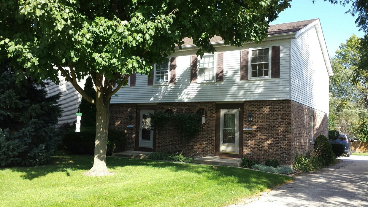 956 N Brainard St, Naperville, IL 60563 Townhome Rentals in