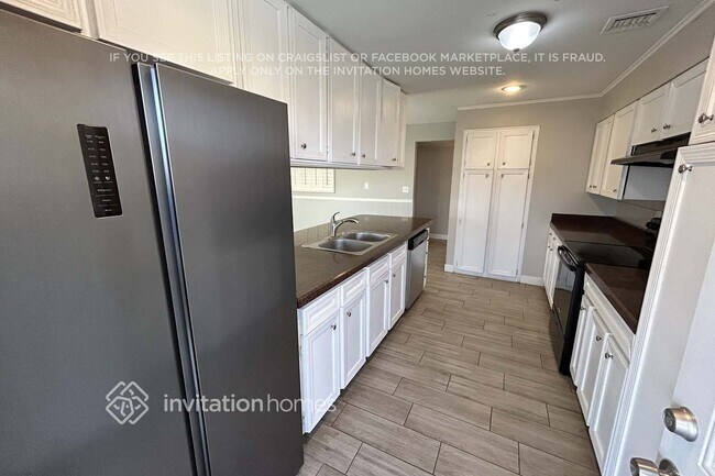 Building Photo - 4027 W Palmaire Dr