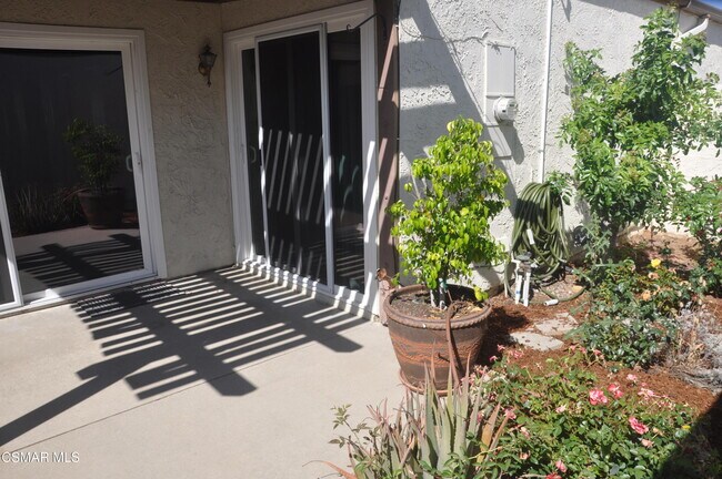 Foto del edificio - 4162 Lake Harbor Ln
