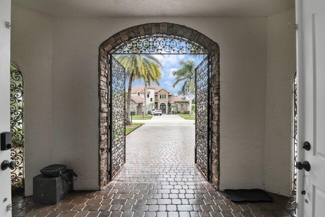 Building Photo - 10703 Versailles Blvd