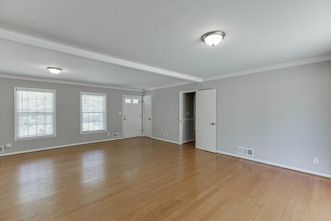 Foto del edificio - 1571 Folkstone Rd NE