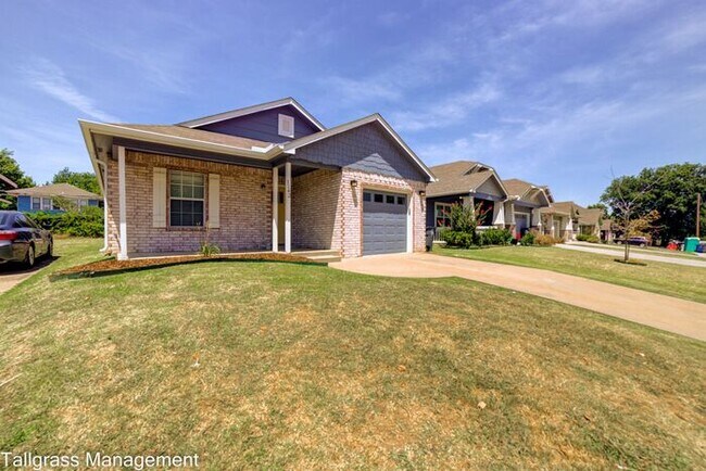Building Photo - Cute as a Button 3/2/1 6 Blocks from Downt...