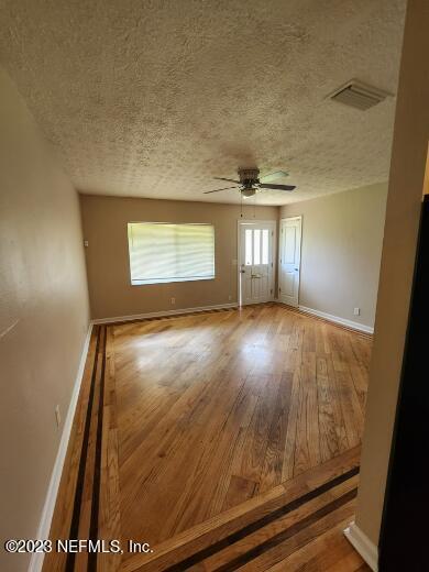 Foto del edificio - 4282 Forest Blvd