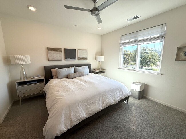Building Photo - STUNNING THREE BED TWO AND HALF BATH TOWNHOUSE BUILT IN 2021