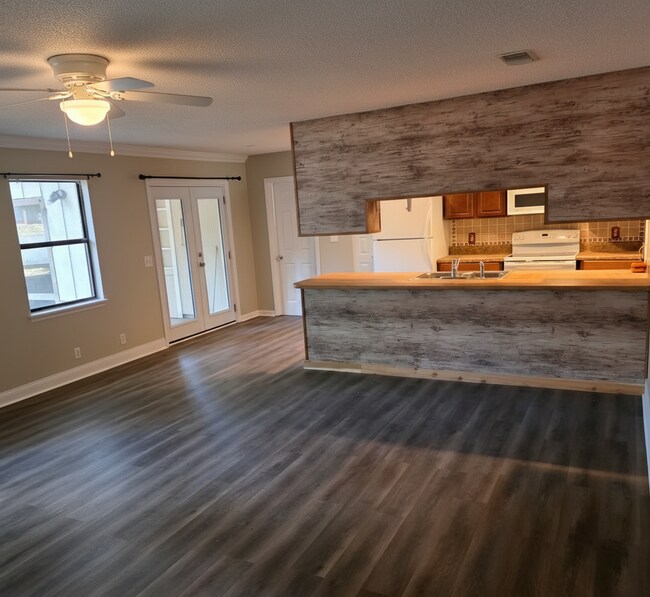 Foto del edificio - Corner Lot Charm: Spacious 4 Bed on Corner Lot w/ Custom Bookshelves & Private Storage Shed