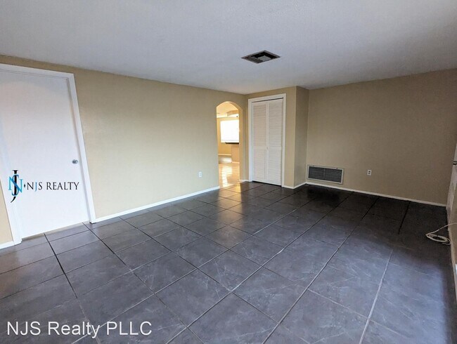Building Photo - 3 br, 2 bath House - 3136 Pinon Dr.